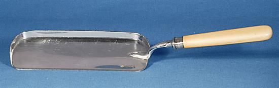 A George V ivory handled silver crumb scoop, by Barker Brothers, Length 312mm.